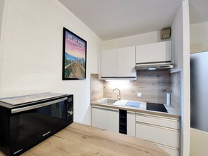 Réfrigérateur, micro-ondes, cafetière/bouilloire