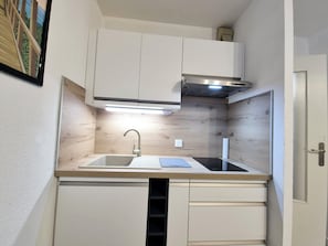 Kühlschrank, Mikrowelle, Wasserkocher mit Kaffee-/Teezubehör