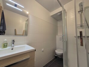 Sèche-cheveux, serviettes fournies