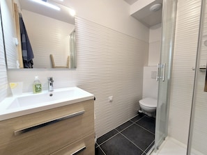 Articles de toilette gratuits, sèche-cheveux, serviettes fournies