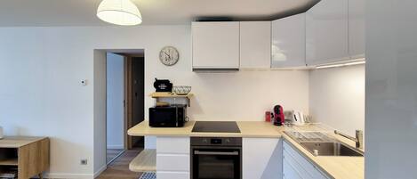 Réfrigérateur, micro-ondes, four, lave-vaisselle