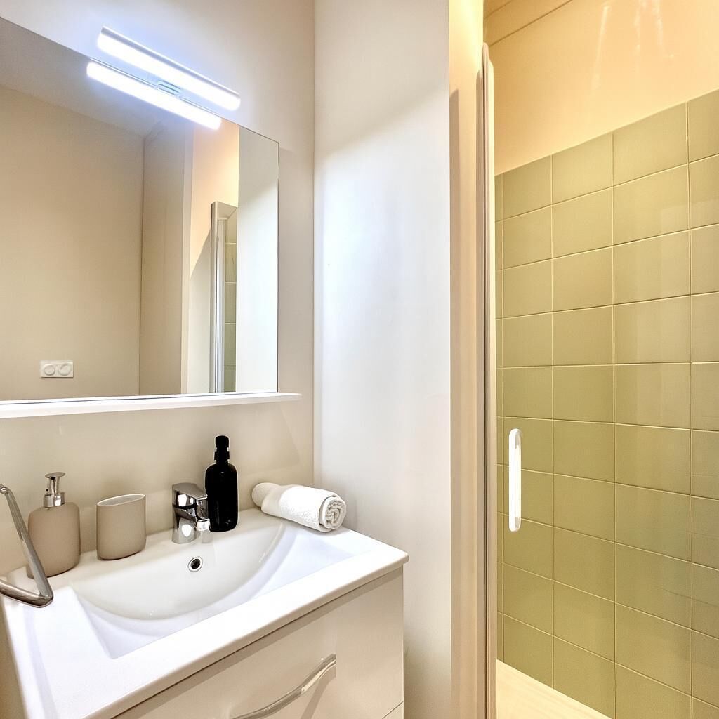 Een douche, handdoeken