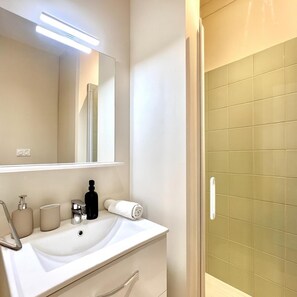 Shower, towels