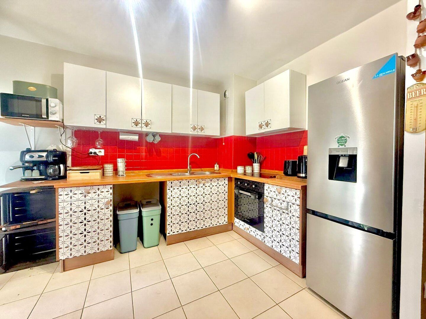 Jääkaappi, mikroaaltouuni, uuni, kahvin-/teenkeitin