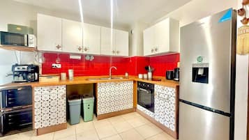 Jääkaappi, mikroaaltouuni, uuni, kahvin-/teenkeitin