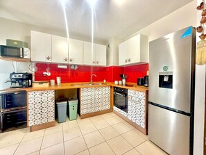 Jääkaappi, mikroaaltouuni, uuni, kahvin-/teenkeitin