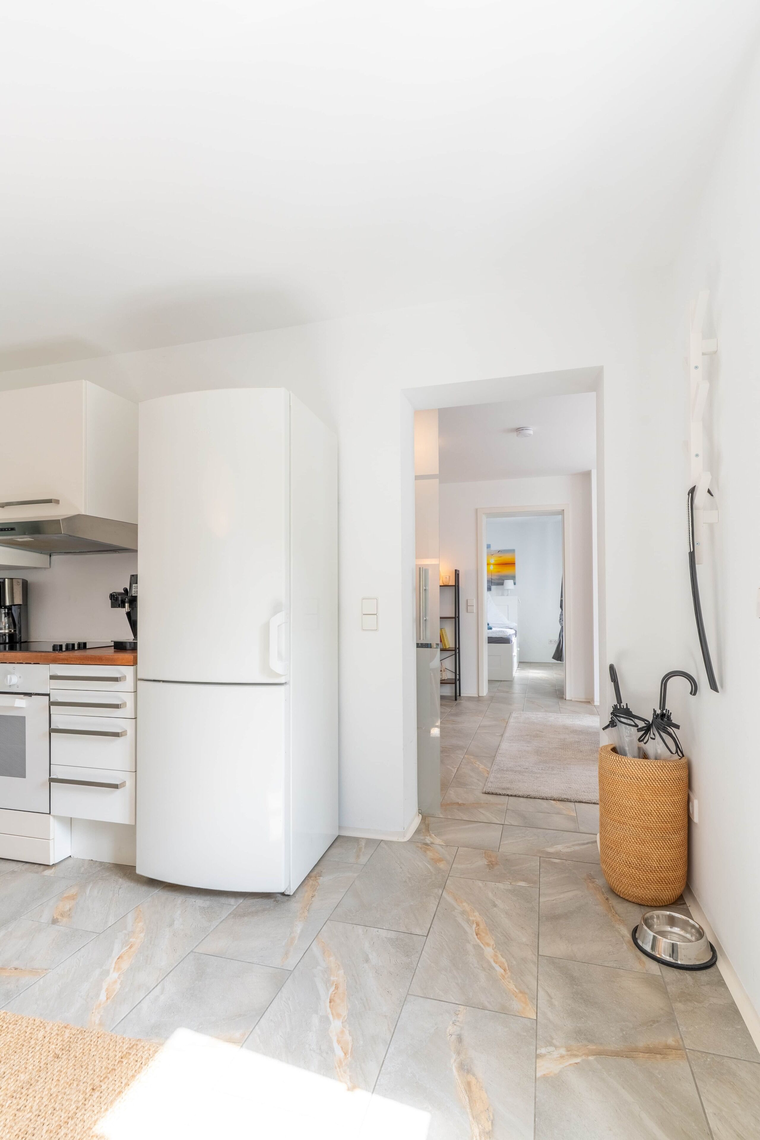 Jääkaappi, mikroaaltouuni, uuni, liesi