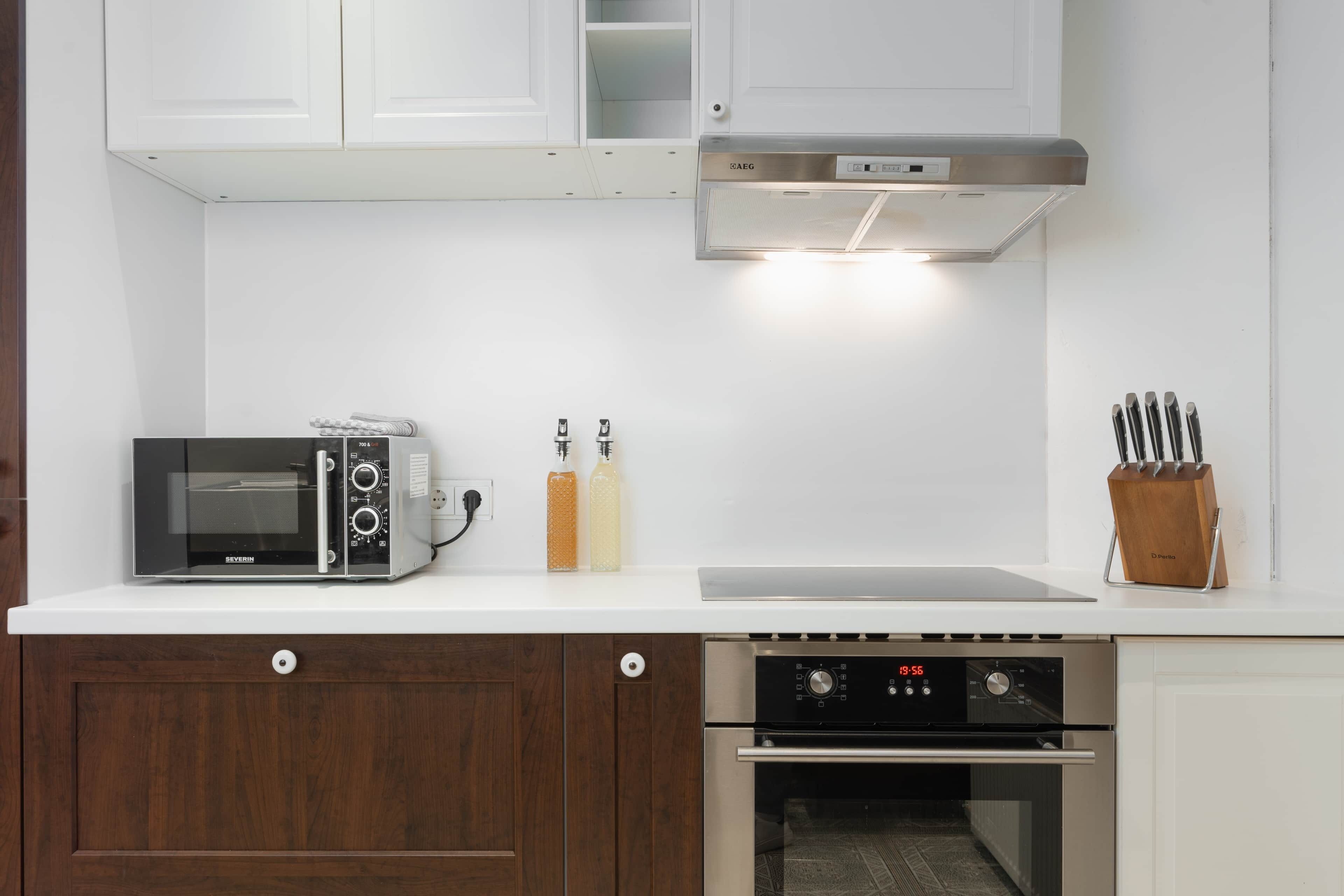 Frigorífico, microondas, horno y placa de cocina