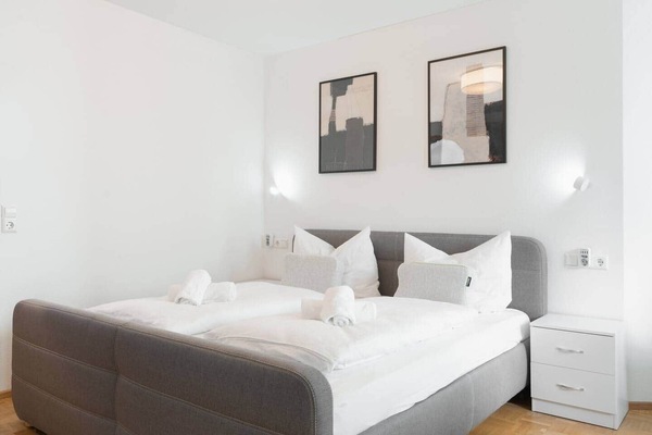 Erlebe königlichen Schlafkomfort: Unser Kingsize-Bett (1,80m) mit hochwertigen Blackroll-Kissen für eine erholsame Nacht. #LuxuriöserSchlaf