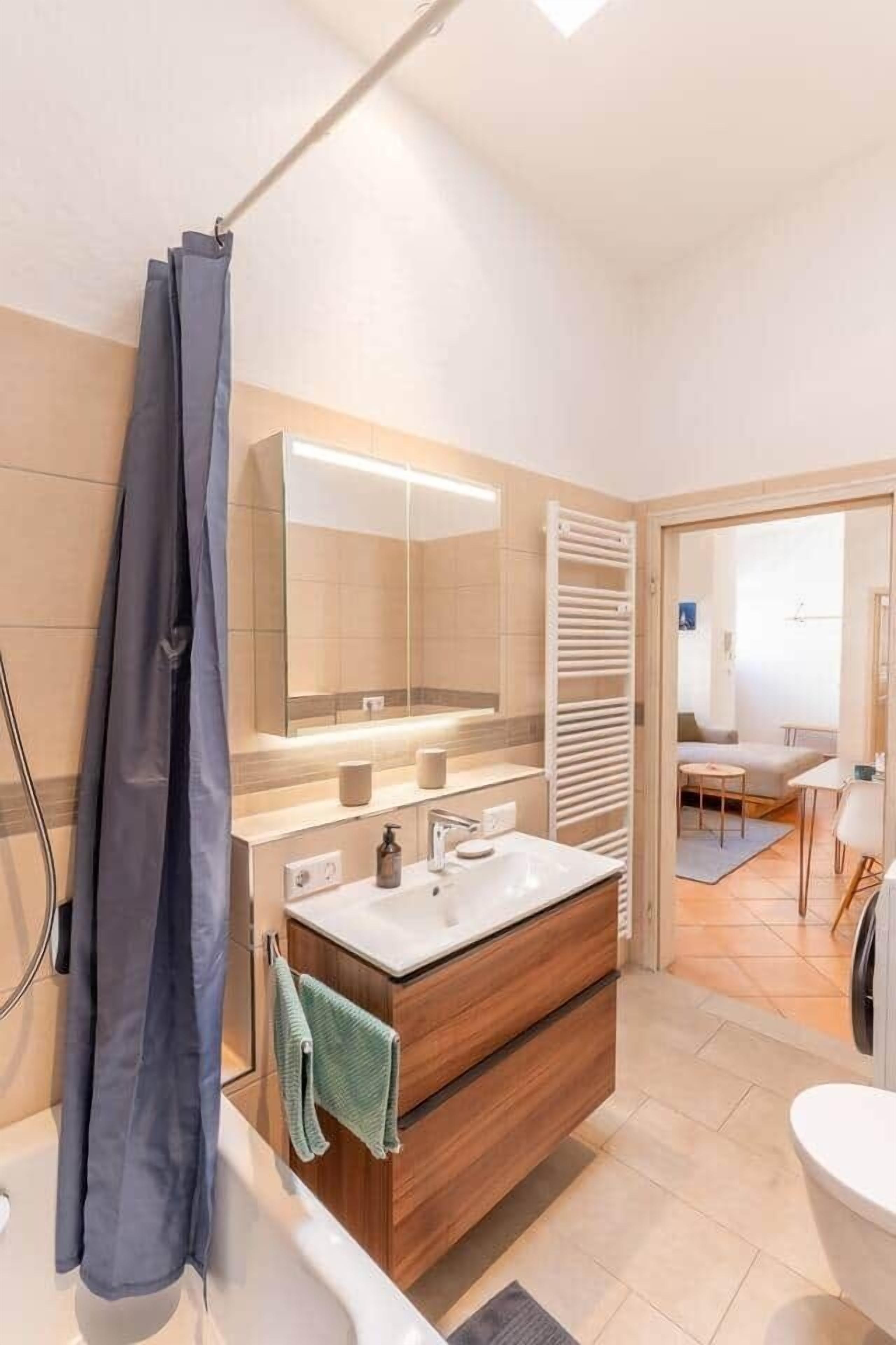 Secadora de cabello, toallas, papel de baño 