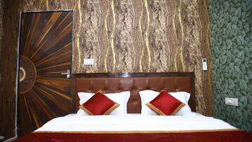Standard Single Room | Desk