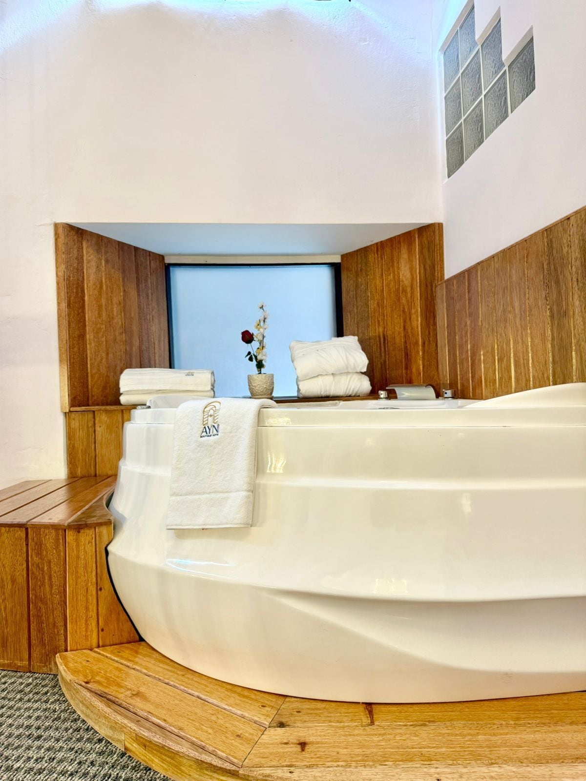 Deluxe-Studio, Blick auf den Innenhof | Zimmersafe, Verdunkelungsvorhänge, kostenloses WLAN