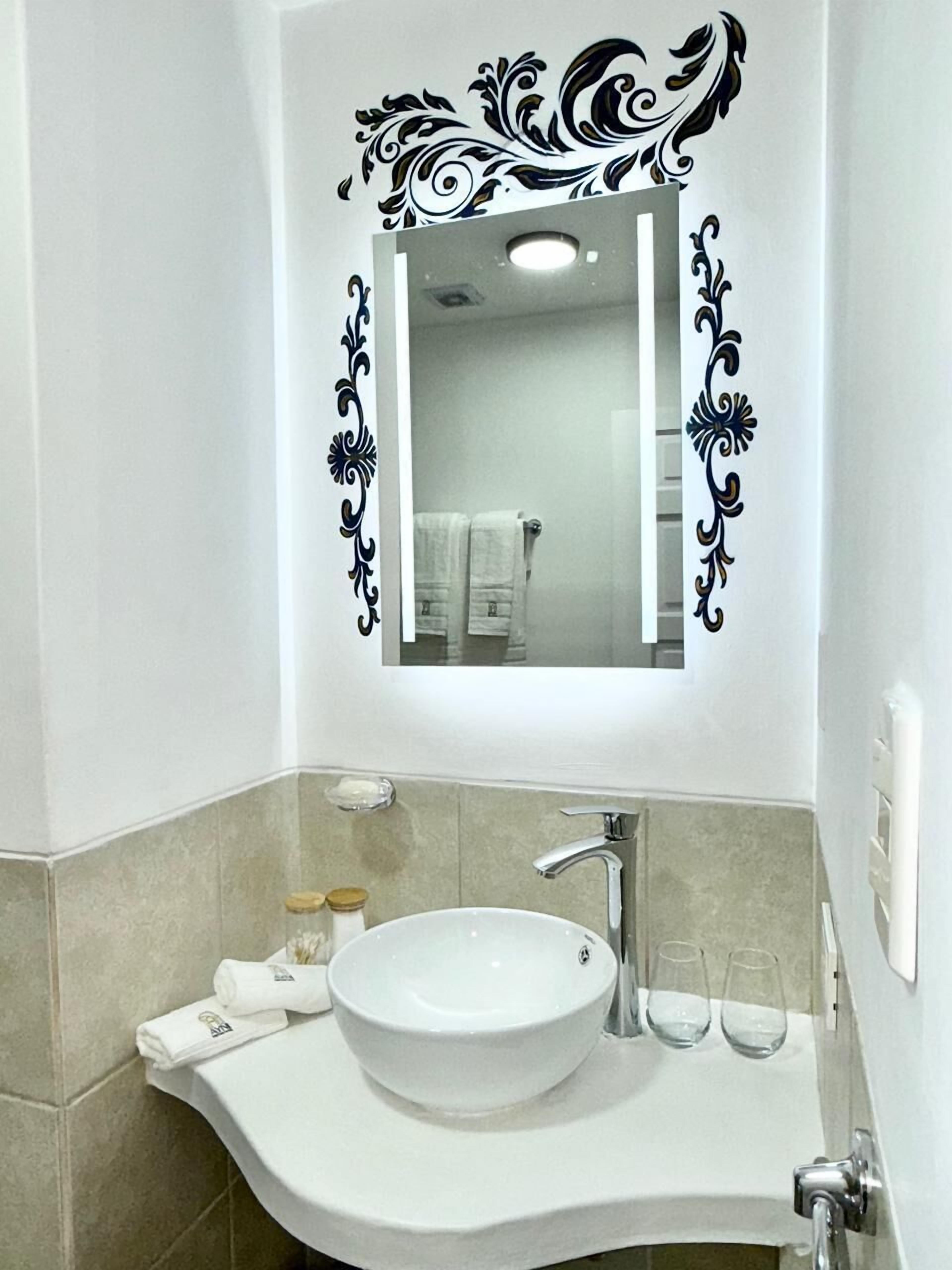 Comfort-Dreibettzimmer, Stadtblick | Badezimmer | Dusche, Haartrockner, Hausschuhe, Handtücher