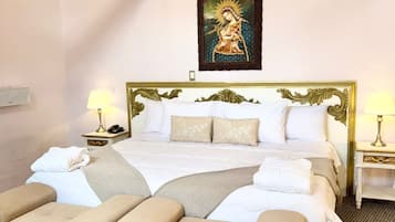 In-room safe, blackout drapes, free WiFi