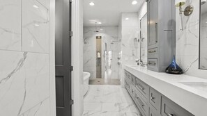 House, Multiple Beds (Caspian Escape) | Bathroom