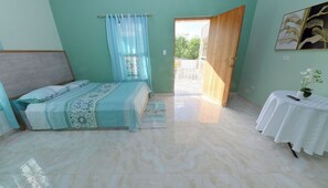 Une chambre à coucher avec un lit, une table sur laquelle se trouve un vase, et une porte donnant sur l’extérieur.