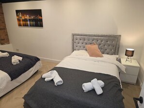 3 bedrooms, iron/ironing board, bed sheets - Liverpool Penthouse - Sleeps 8 - City Centre (Liverpool)