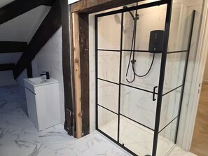 Shower, hair dryer, towels