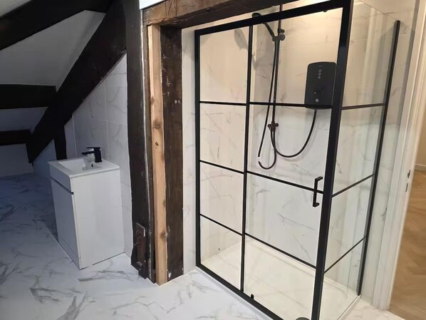 Dusche, Haartrockner, Handtücher