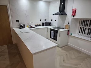 Frigorífico, microondas, horno y placa de cocina