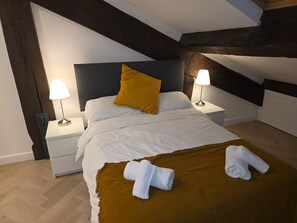 3 dormitorios, tabla de planchar con plancha, ropa de cama