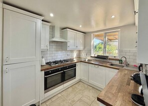 Fridge, microwave, oven, stovetop - Charming 2BR with a huge Garden (Greater London)