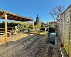 Outdoor dining - Charming 2BR with a huge Garden (Greater London)