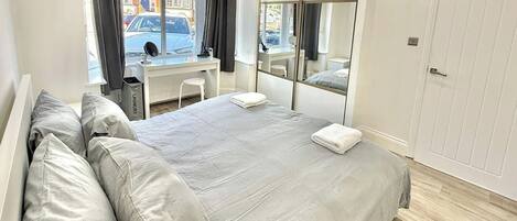 2 sovrum, skrivbord, strykjärn/strykbräda och wi-fi