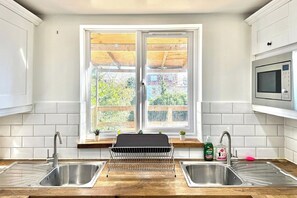Frigorífico, microondas, horno y placa de cocina