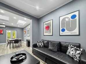 TV, ping pong - Charming 2BR with a huge Garden (Greater London)