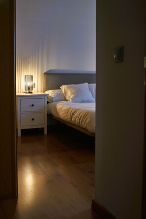 2 slaapkamers, een strijkplank/strijkijzer, internet, beddengoed