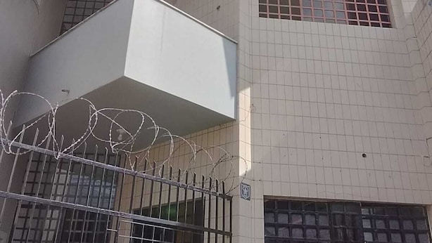 A building with a sign for 'Formosa' and a gated entrance. - Pousada Hostel Formosa (Maceió)