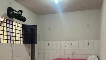 办公桌、免费 WiFi