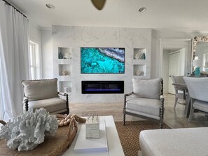 Smart-TV, Kamin, Bücher
