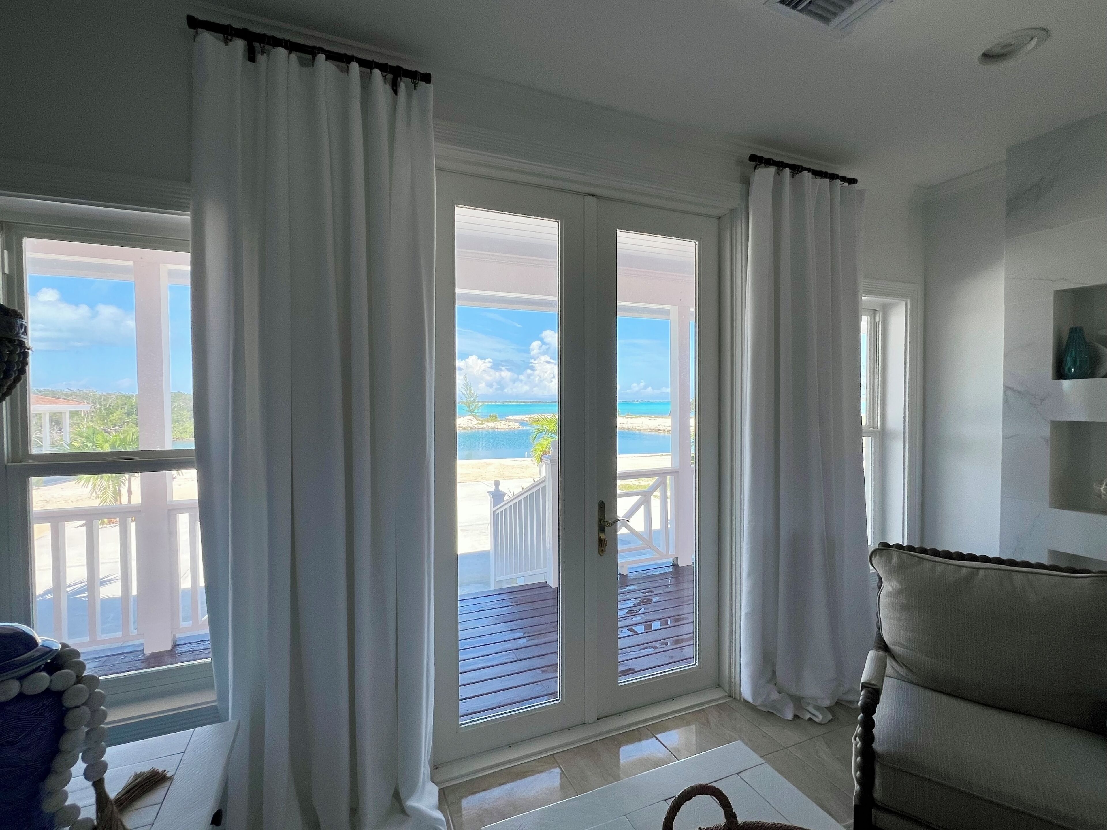 Smart-tv, een open haard en boeken