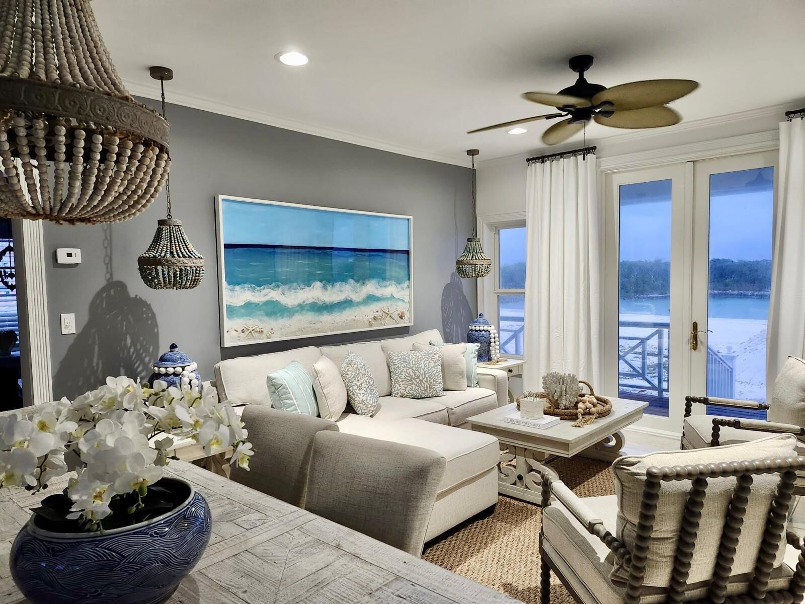 Smart-tv, een open haard en boeken