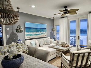 تلفزيون ذكي، مدفأة، كُتُب