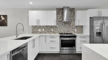 Réfrigérateur, micro-ondes, four, lave-vaisselle