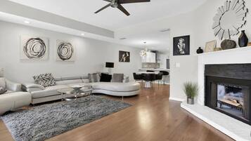 Télévision, cheminée