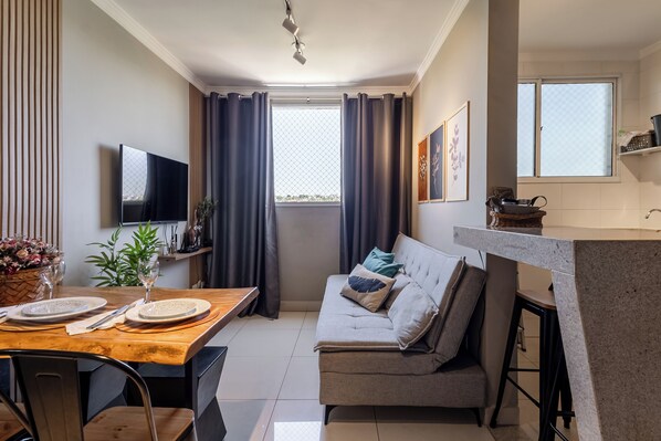 Living area - Flats Praia Uberlândia - Apartment close to Praia Clube - Leisure area 24-hour doorman (Uberlândia)