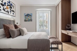 2 bedrooms, in-room safe, iron/ironing board, free WiFi