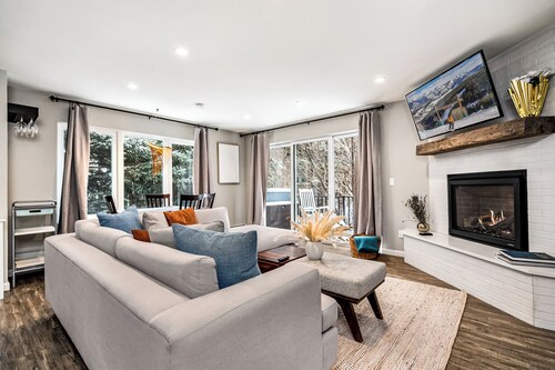 Updated Beauty Minutes to Vail - Garage +Backyard + Pet Friendly