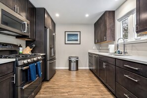 Refrigerador, microondas, horno y parrilla de estufa 