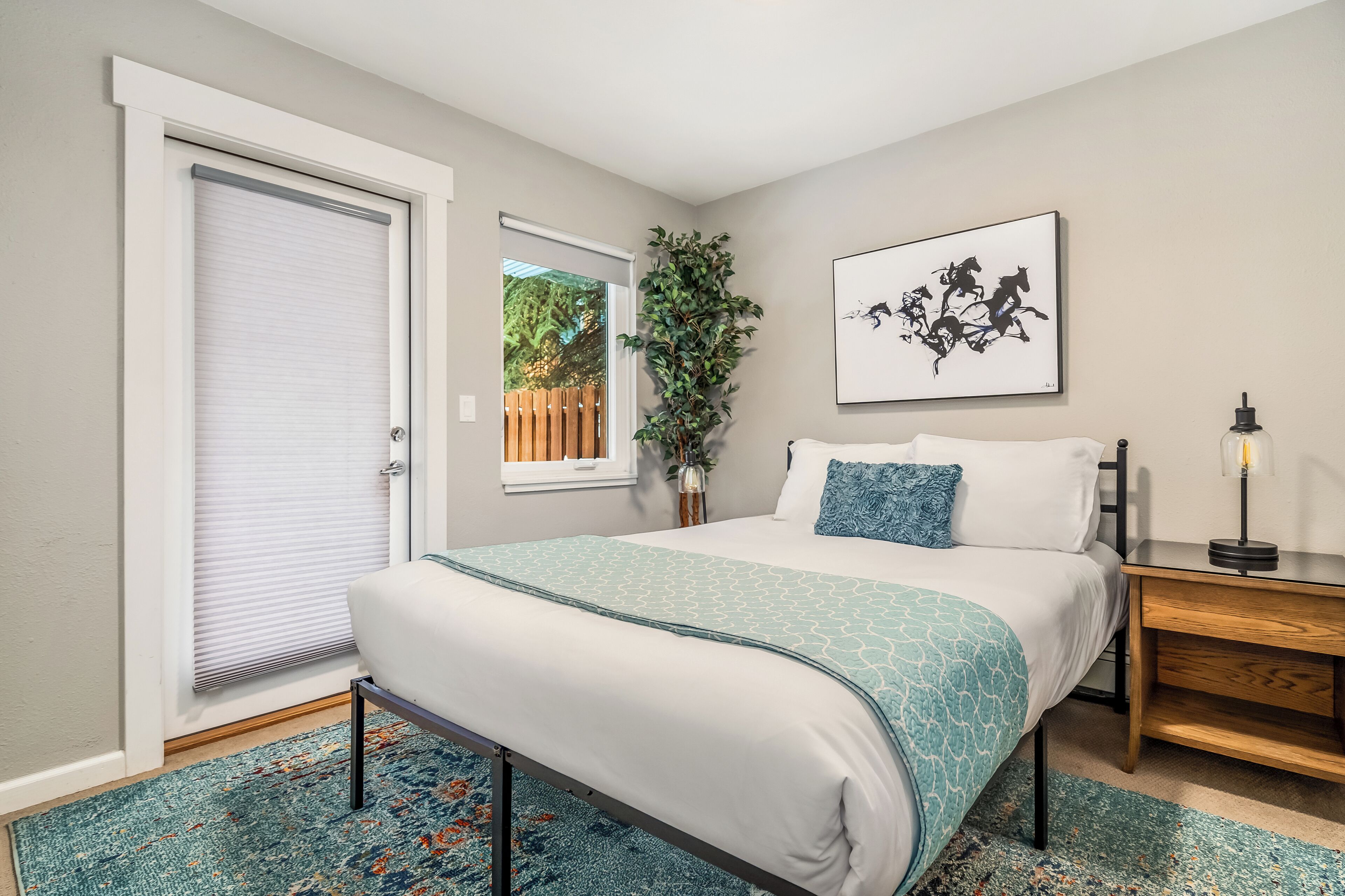 You will love the privacy of this junior suite with a queen bed.