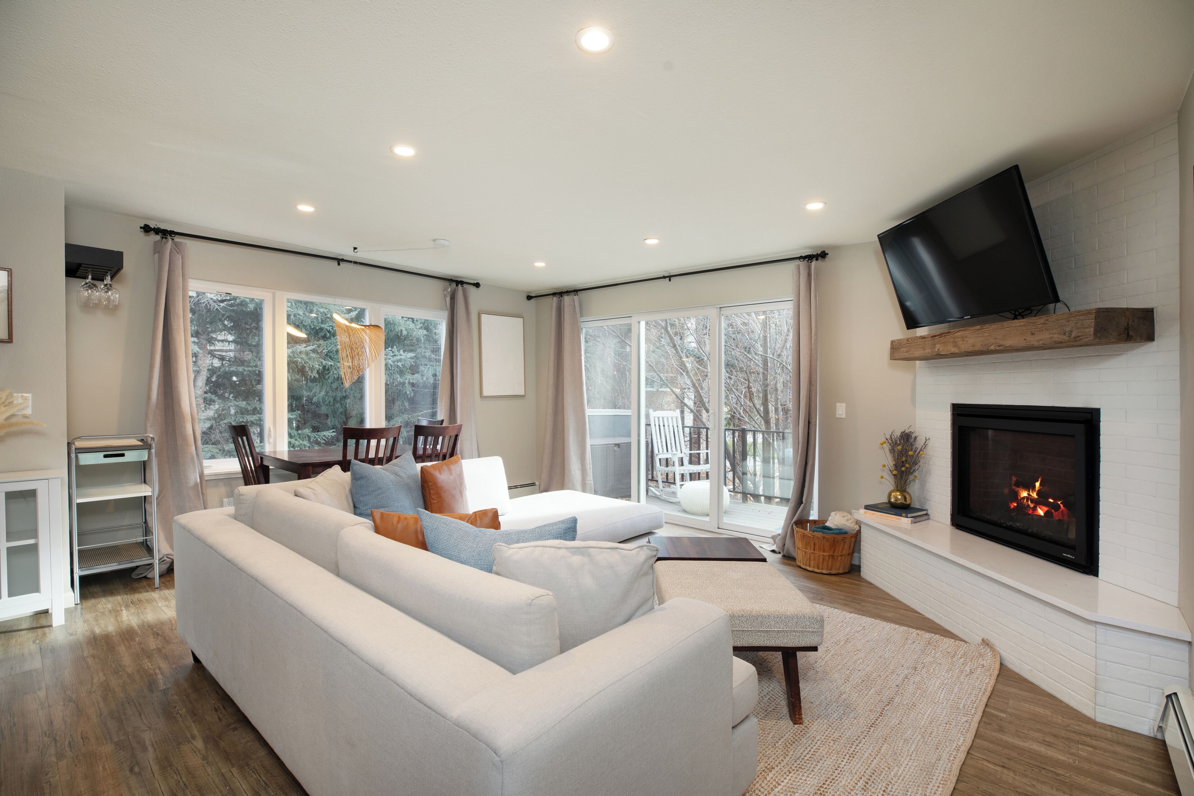 Televisión y chimenea 