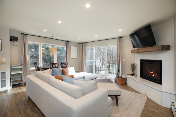 Televisión y chimenea