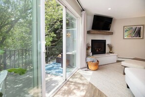 Een televisie en een open haard