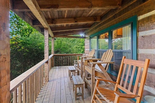 Grandfather Vista is a 3-bedroom true log cabin in Banner Elk with Heat and AC