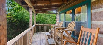 Grandfather Vista is a 3-bedroom true log cabin in Banner Elk with Heat and AC