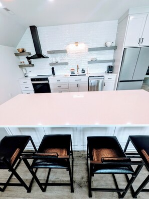 Kylskåp, mikrovågsugn, ugn och spishäll